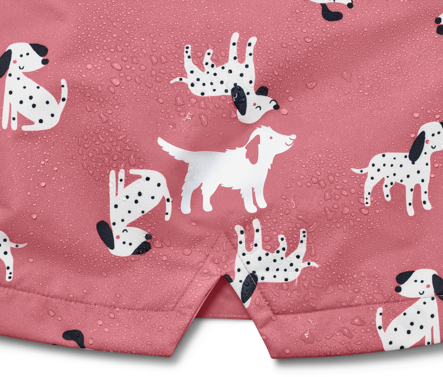 Détail d'une veste de pluie thermique pour enfant avec un imprimé de chiens.