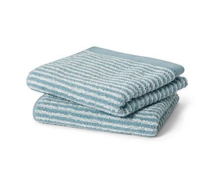 Deux 2 linges de toilette de haute qualité, bleu clair et 2 linges de toilette de haute qualité, bleu bleus et bleu clair sont empilés.