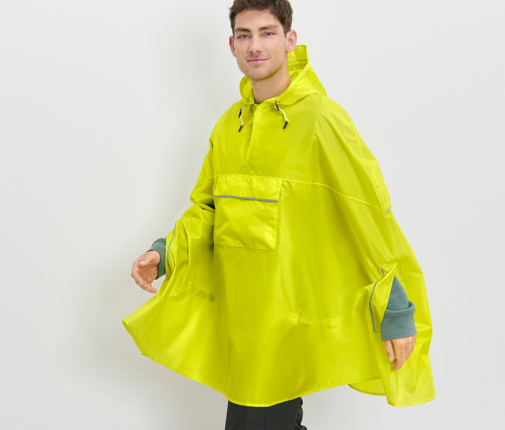 Un homme portant un poncho de pluie jaune.