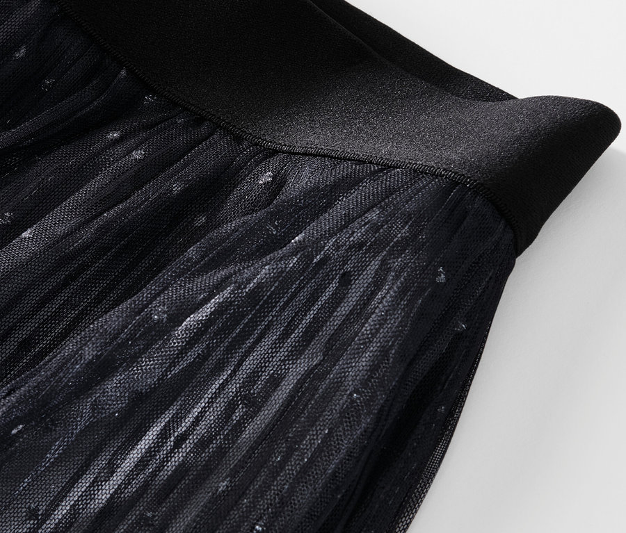 Gros plan sur une jupe en tulle plissée avec dégradé.