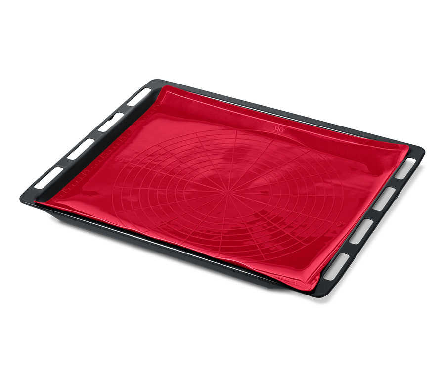 Tapis de cuisson réutilisable rouge dans une plaque de cuisson noire.