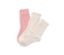 Trois paires de chaussettes claires sont posées sur un fond blanc.