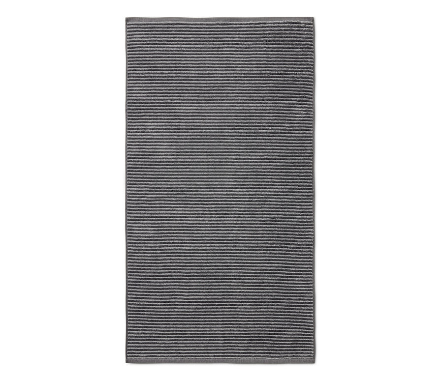 Gros plan d'une serviette de bain grise de haute qualité avec des rayures horizontales.