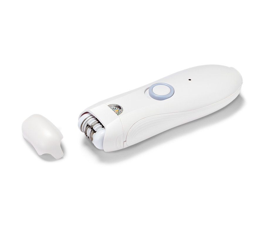 Gros plan d'un épilateur pour le visage blanc avec un embout amovible.