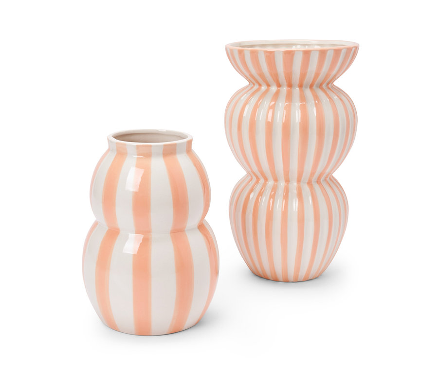 Deux vases rayés orange et blanc, un grand et un petit.