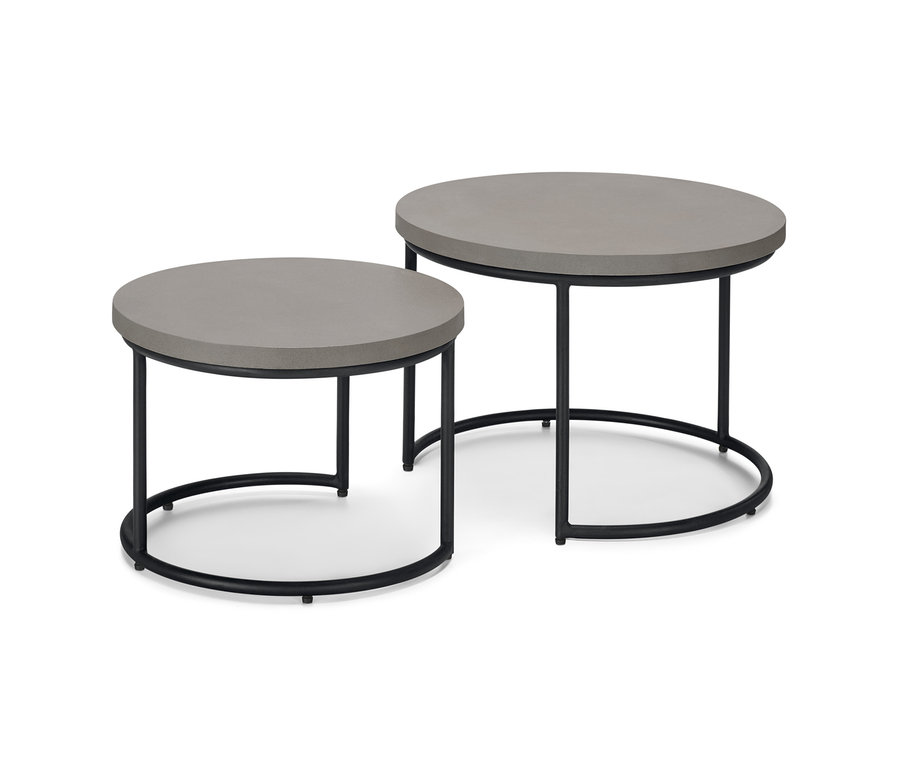 Deux tables basses avec plateau en béton gris et cadre en métal noir.