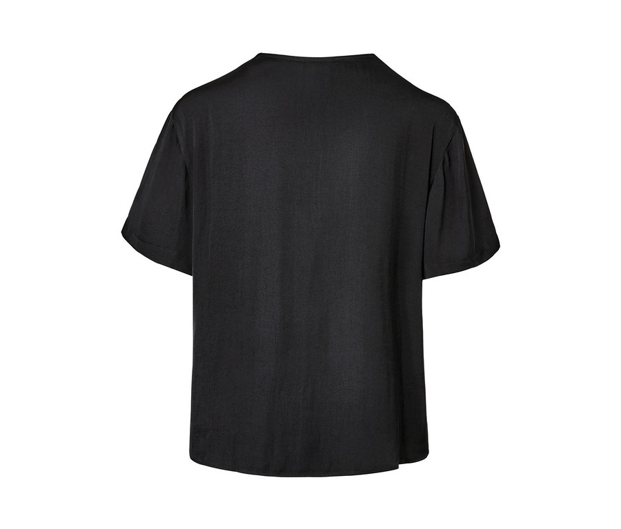Blouse-tunique noire en satin à manches courtes.