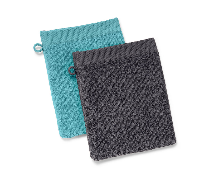 Deux gants de toilette : un turquoise et un anthracite.