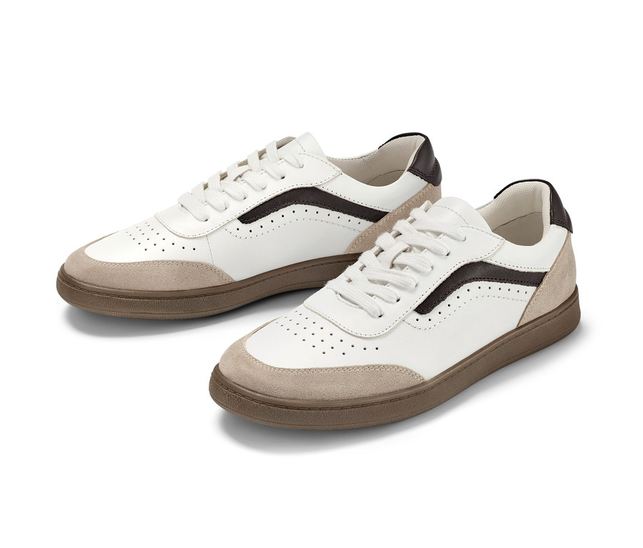 Deux baskets en cuir blanches avec des détails marron.