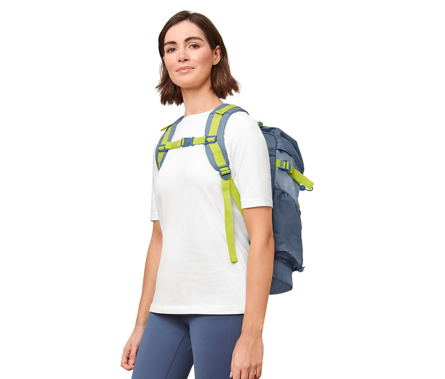 Femme portant un sac à dos d’extérieur.