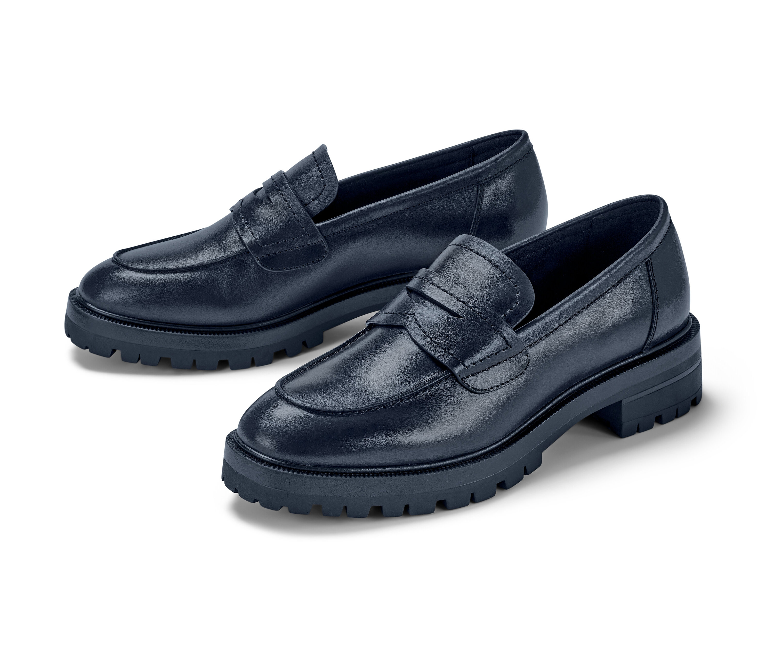 Deux mocassins en cuir sur fond blanc.