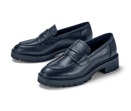 Deux mocassins en cuir sur fond blanc.