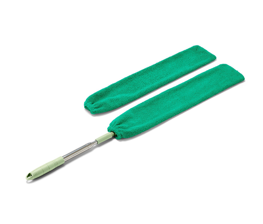 Un attrape-poussière flexible avec un revêtement en microfibre vert et un manche télescopique.