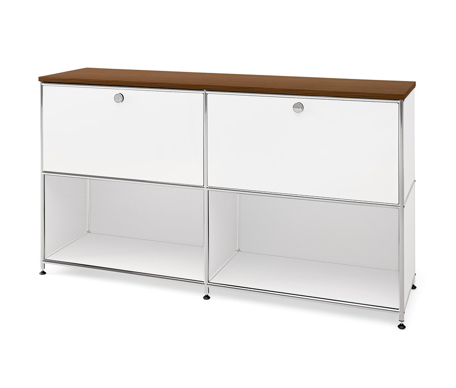 Une armoire avec deux portes supérieures blanches et des compartiments inférieurs ouverts. Un plateau supérieur « CN3 » plaqué en bois véritable, aspect noyer, largeur 152 cm, repose sur le dessus.