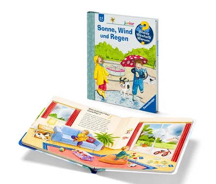 Livre ouvert avec des illustrations d'enfants sous la pluie à l'extérieur et une illustration intérieure d'un enfant jouant dans un salon. Le titre du livre est « Sonne, Wind und Regen » (Soleil, vent et pluie).