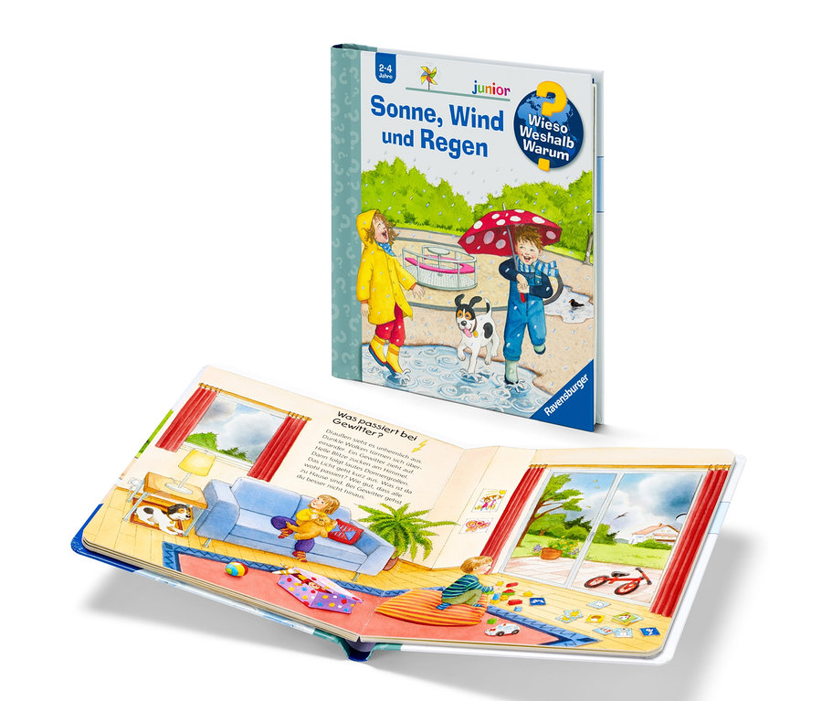 Livre ouvert avec des illustrations d'enfants sous la pluie à l'extérieur et une illustration intérieure d'un enfant jouant dans un salon. Le titre du livre est « Sonne, Wind und Regen » (Soleil, vent et pluie).