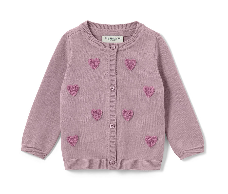 Gilet en maille pour enfant avec des appliqués de cœurs et fermeture boutonnée.