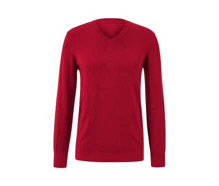 Pull rouge à encolure en V.