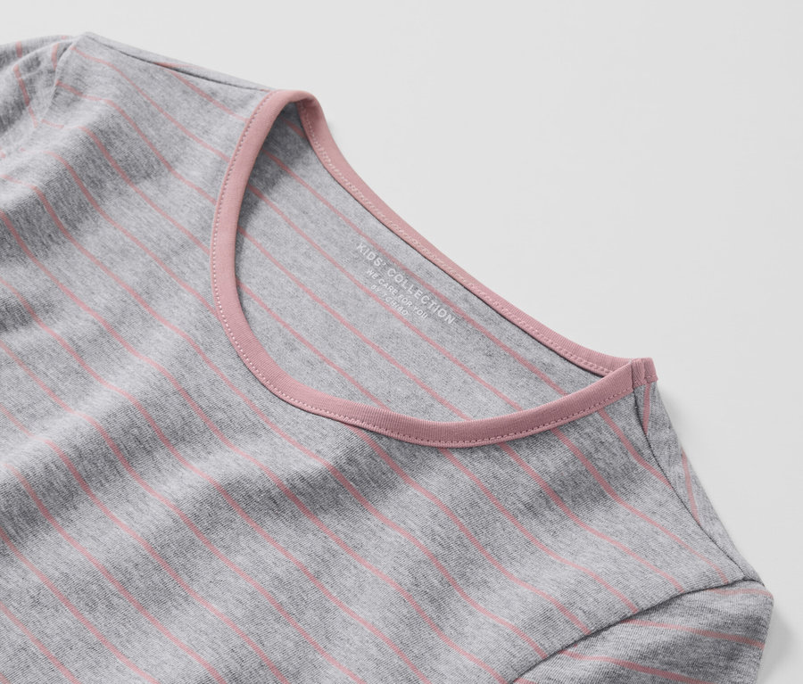 Gros plan sur un des 2 pyjamas pour enfant à rayures grises et roses.