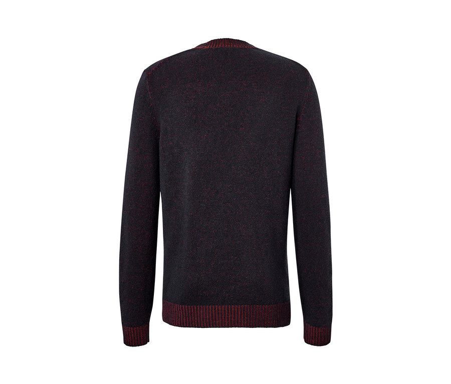 Pull en laine bleu foncé avec détails rouges.