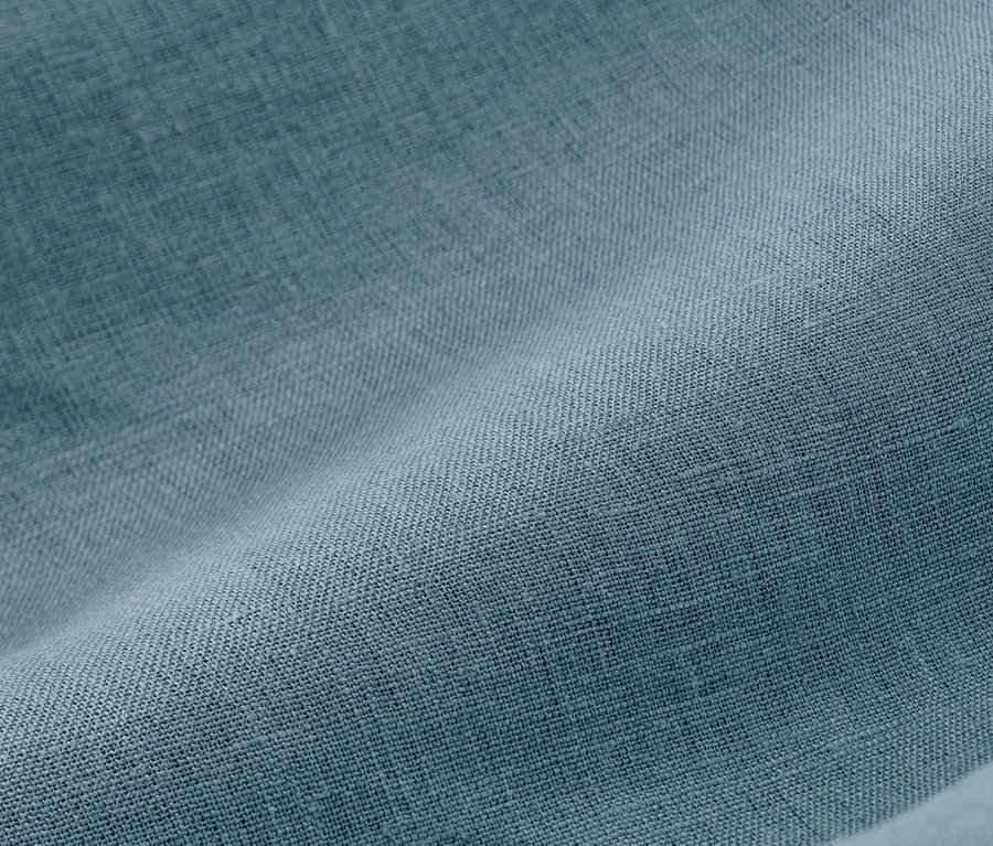 Gros plan d'une parure de lit en lin bleu.