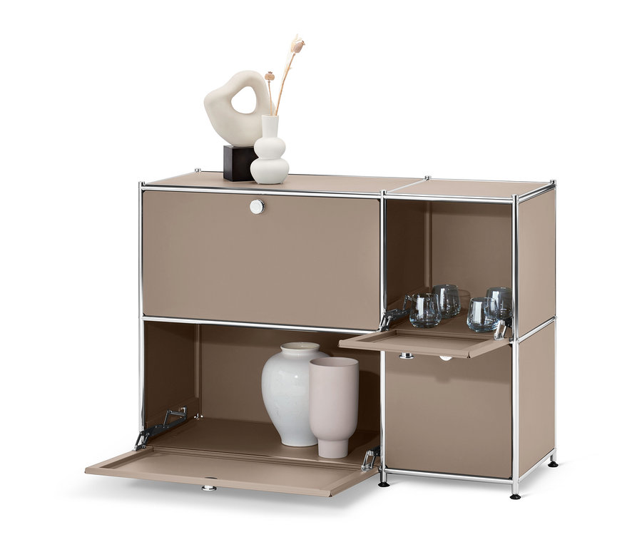Buffet en métal beige « CN3 » à 4 abattants, dont deux sont ouverts. À l'intérieur, des vases et des verres.