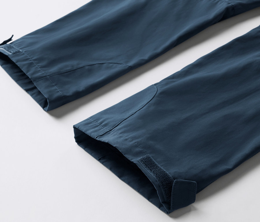 Détail d'un pantalon fonctionnel pour enfant.