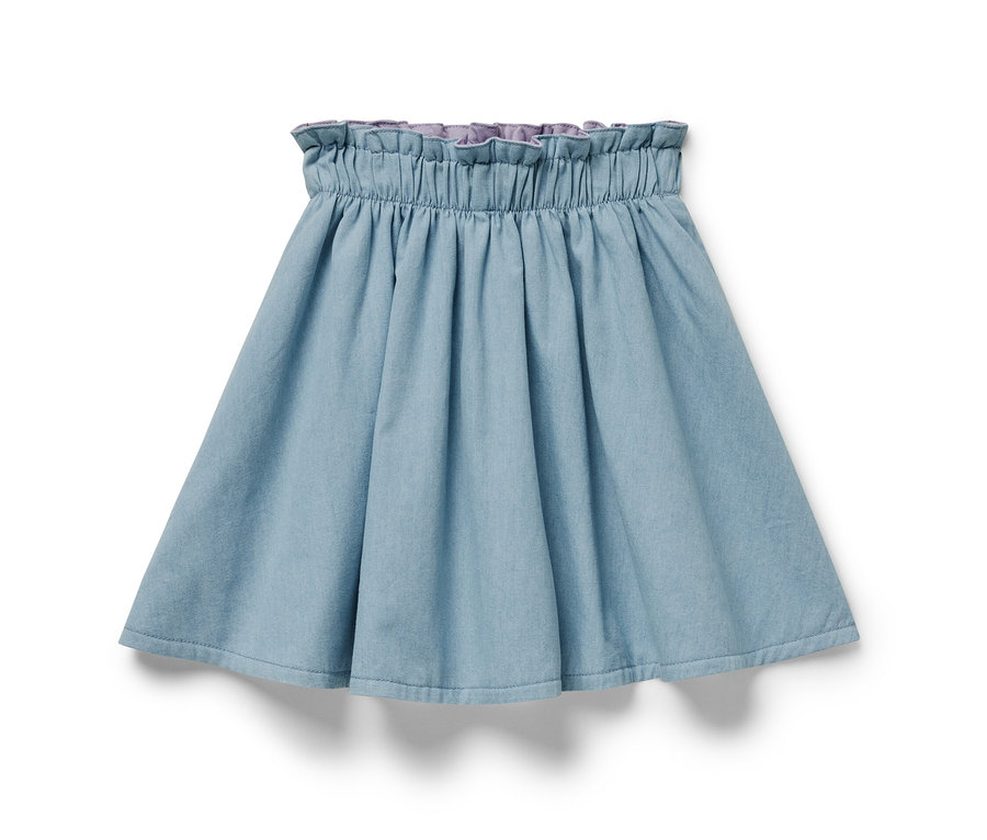 Une jupe réversible en jean bleu pour enfants avec une taille élastique est posée sur un fond blanc.