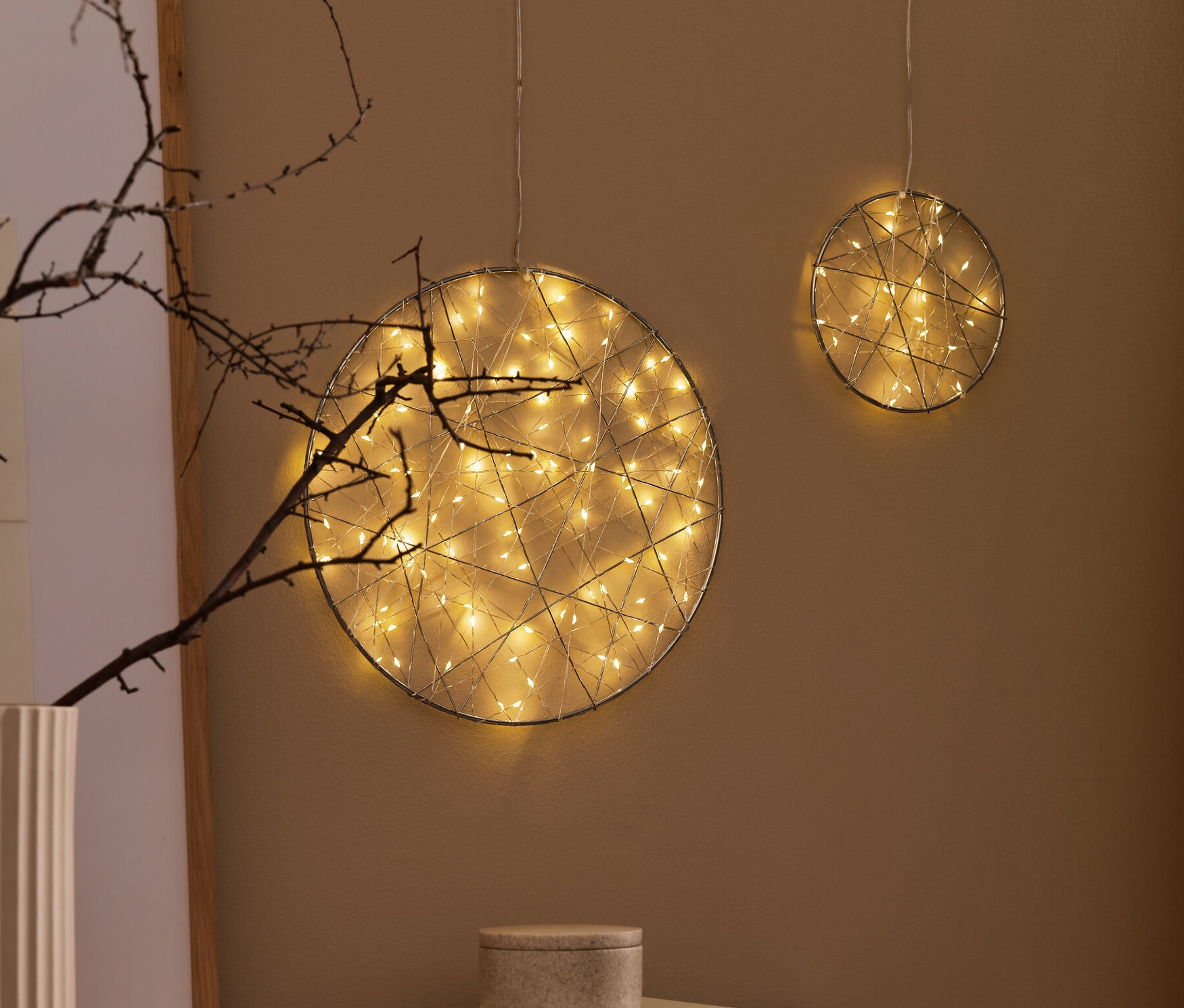 Buffet avec anneaux LED, grands, au mur.