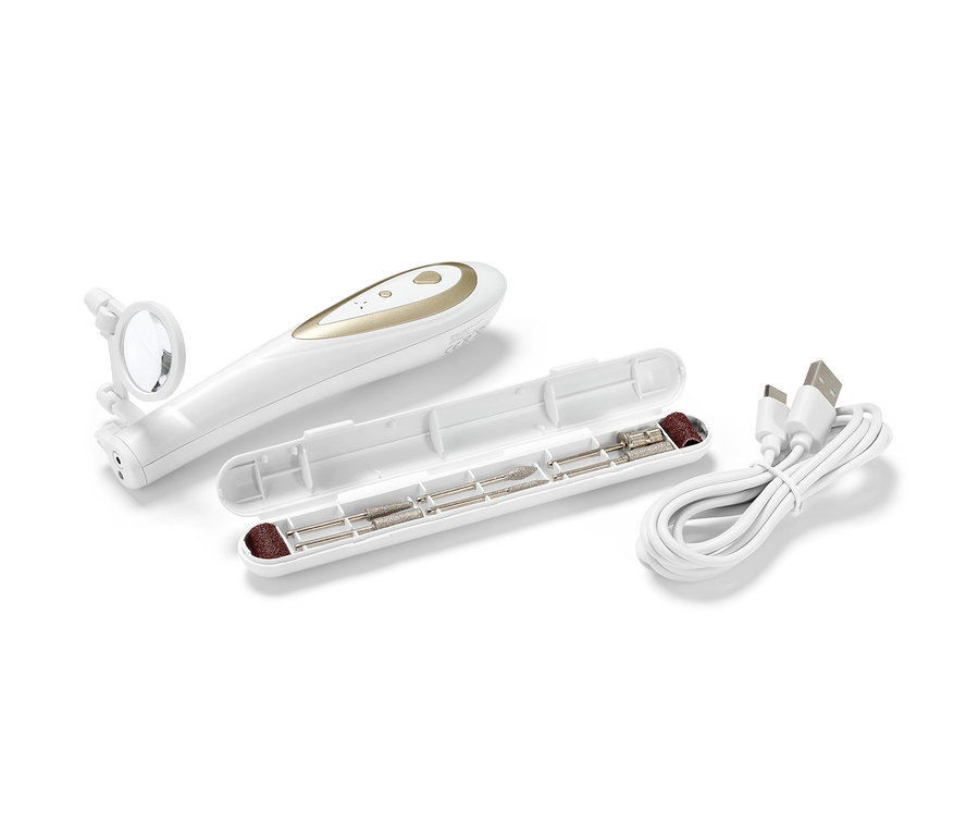 Un appareil de manucure-pédicure avec des accessoires dans un étui et un câble de chargement.