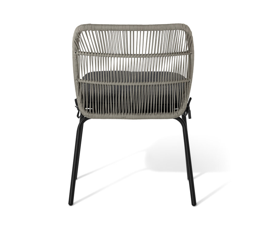 Vue détaillée de l'arrière d'une chaise avec tressage textile et coussin gris.