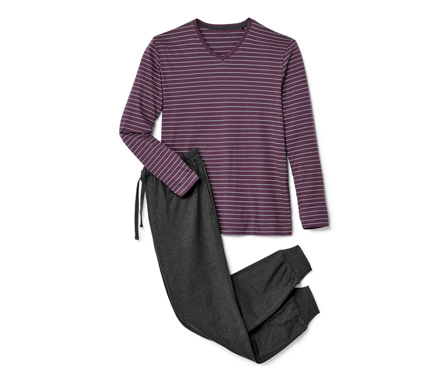 Un pyjama violet rayé à manches longues et un pantalon de pyjama gris.