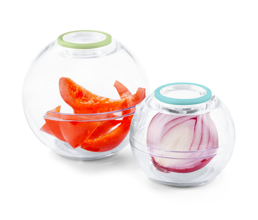 Deux boîtes fraîcheur en forme de boule transparentes, l'une contenant des poivrons coupés et l'autre un oignon.