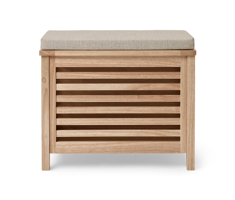 Coffre en bois massif avec coussin.