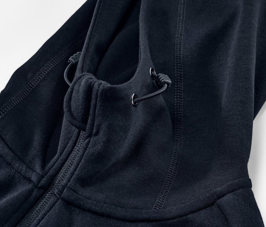 Détail d'une veste technique en sweat avec capuche et fermeture éclair.