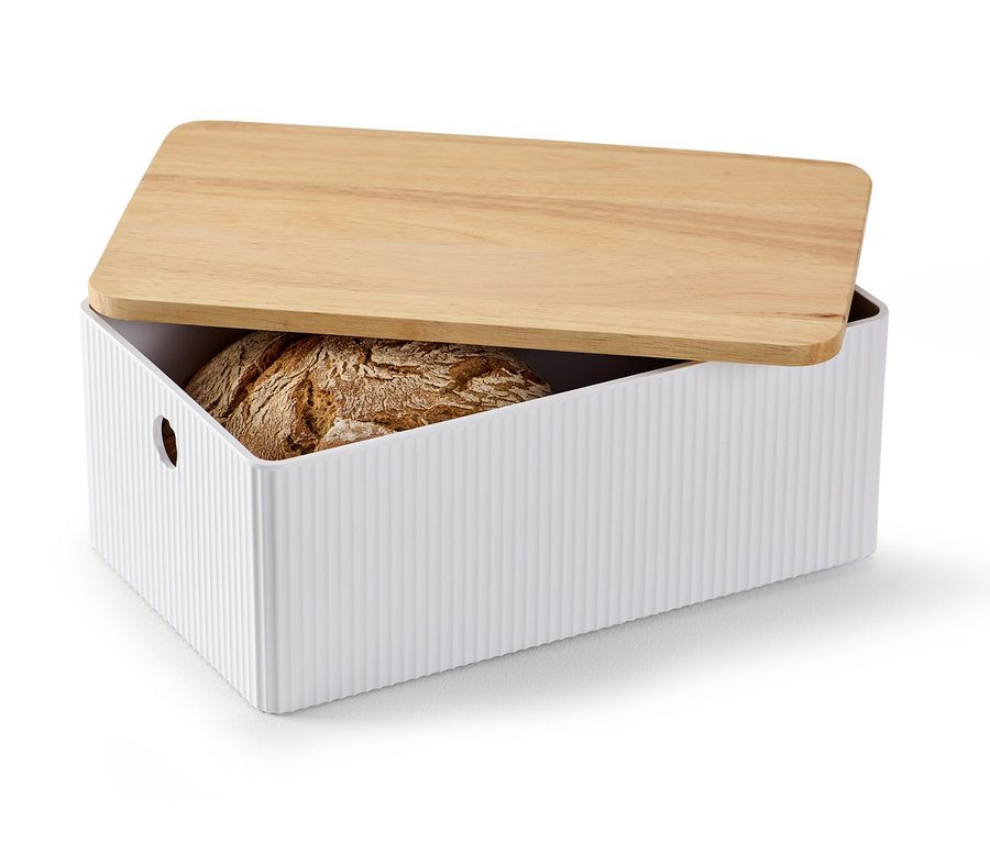 Huchette à pain avec planche à découper avec une miche de pain.