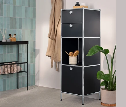 Dans la salle de bain, il y a une commode étroite en métal « CN3 » avec deux tiroirs et 1 compartiment abattant et une console étroite avec des étagères.