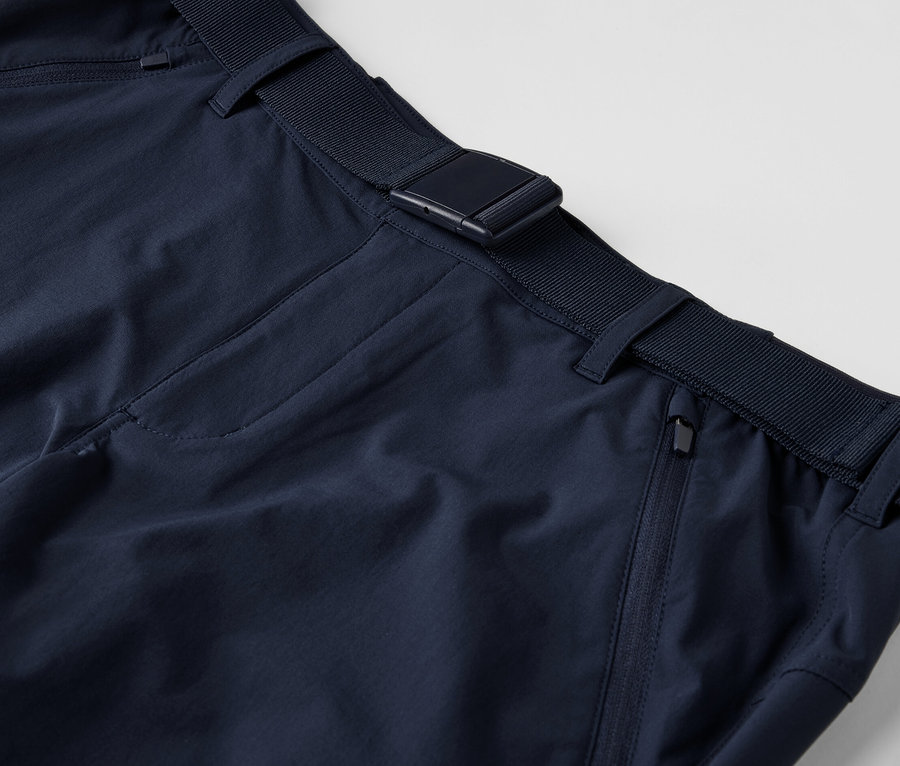 Gros plan d'un pantalon d'extérieur avec ceinture.