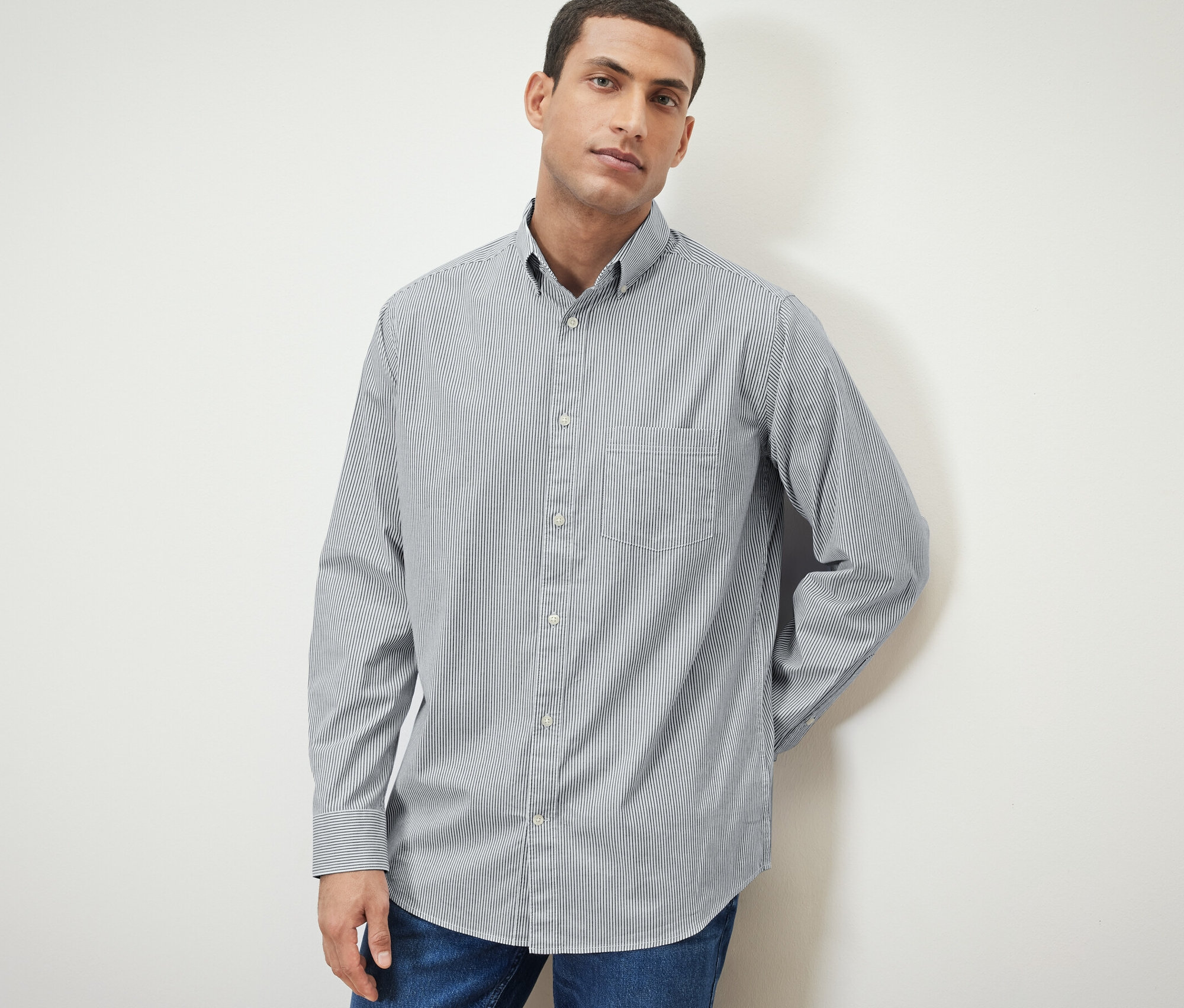 Homme posant en chemise.