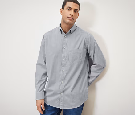 Homme posant en chemise.