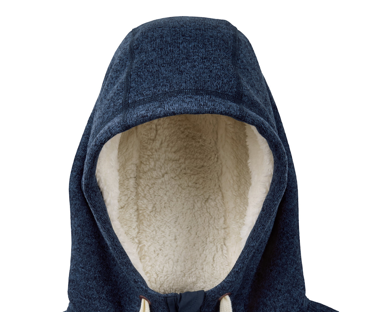 Gros plan sur un manteau en maille polaire bleu marine avec une capuche doublée de fourrure crème.