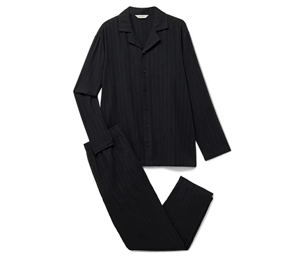 Ensemble de pyjama rayé noir comprenant un haut à manches longues et un pantalon.