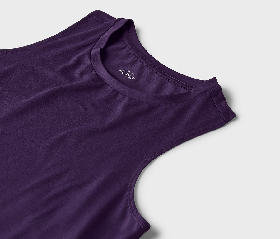 Gros plan d'un débardeur de sport violet.