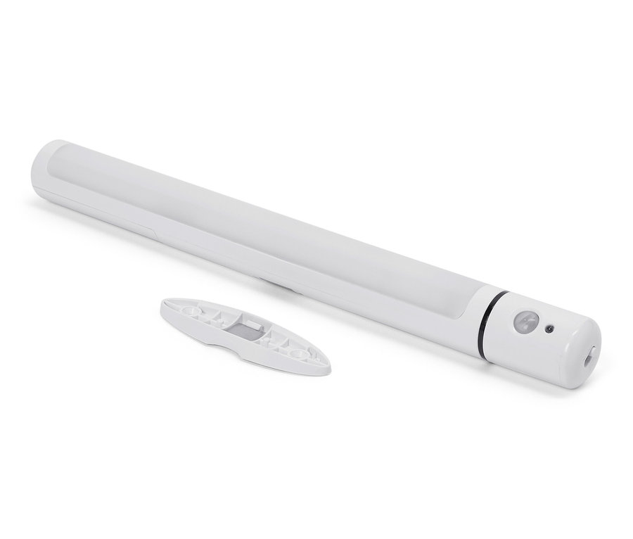 Une lampe LED blanche avec télécommande posée sur un fond blanc.