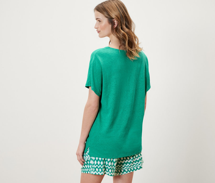 Femme vue de dos portant un t-shirt en lin mélangé, aqua.