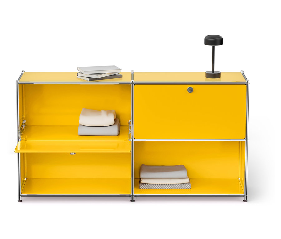 Armoire jaune avec une étagère ouverte contenant des vêtements pliés, des livres et une lampe sur le dessus.