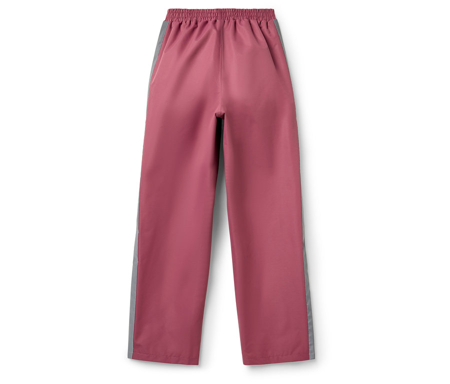 Un pantalon de pluie rose pour enfant avec des bandes grises sur le côté.