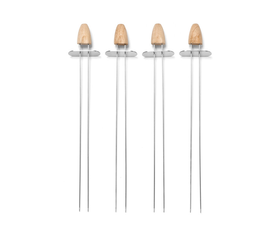 Quatre brochettes doubles avec manche en bois.