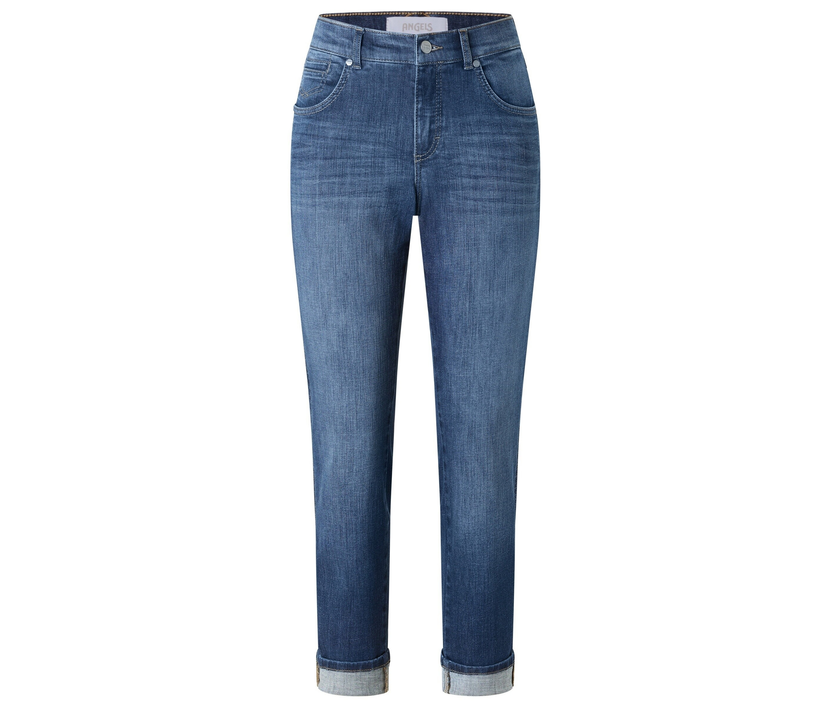 Jean bleu avec ourlets retroussés.