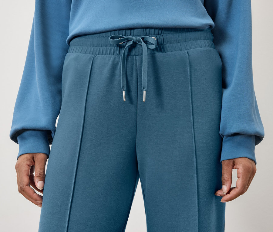 Pantalon de survêtement bleu avec cordon de serrage à la taille.